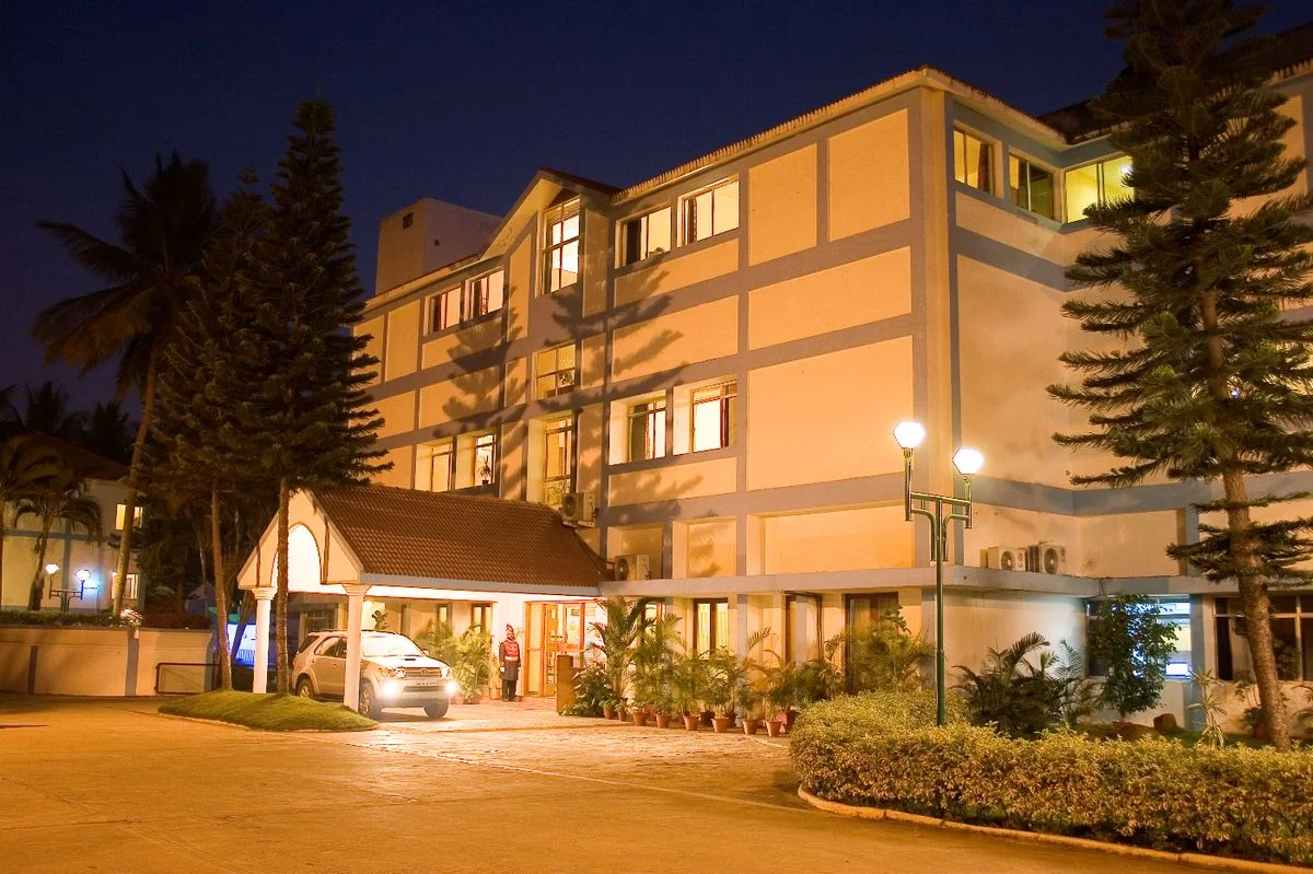 bluemist-palms-resort-swimming-pool-night