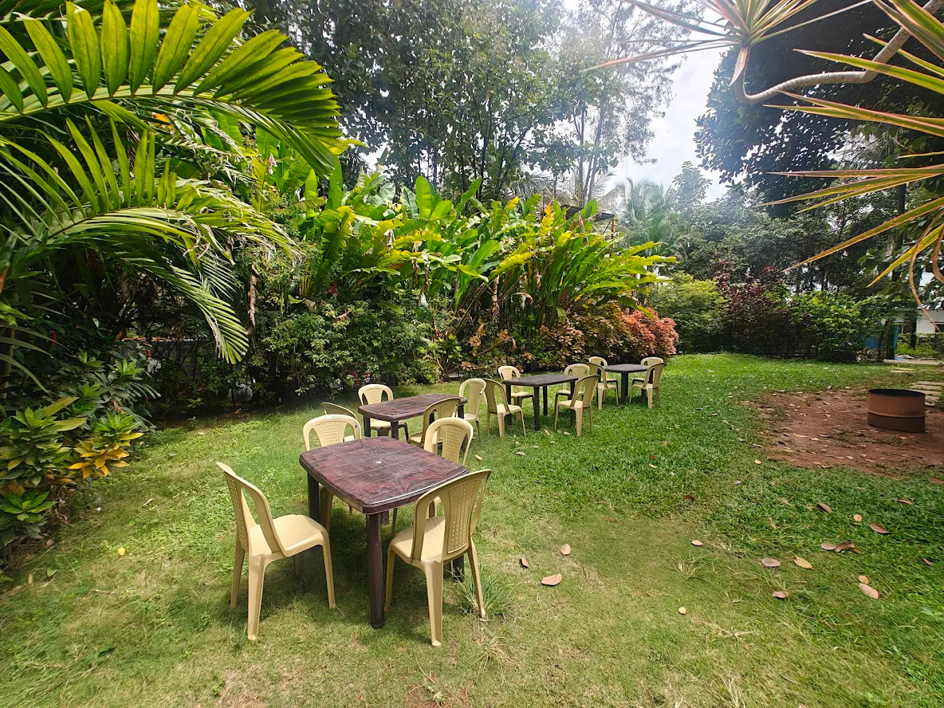 misty-banyan-retreat-thatched-cottages-walkway