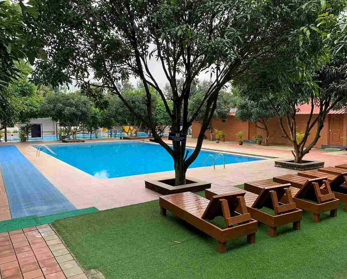 suggee-resort-swimming-pool-lounge-area